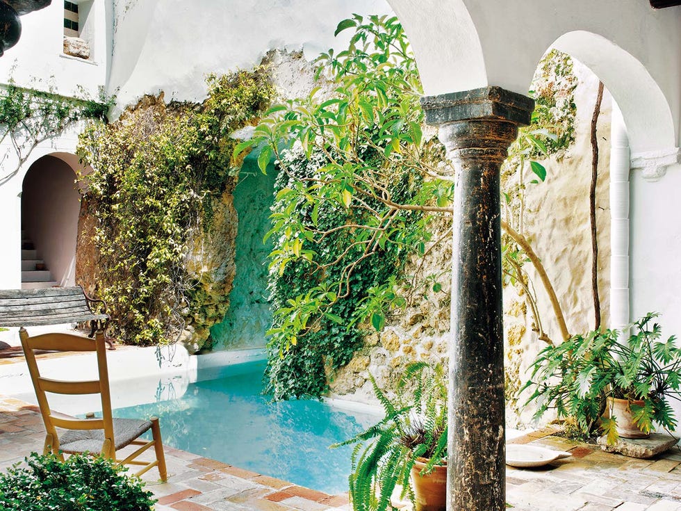 piscina en un patio andaluz