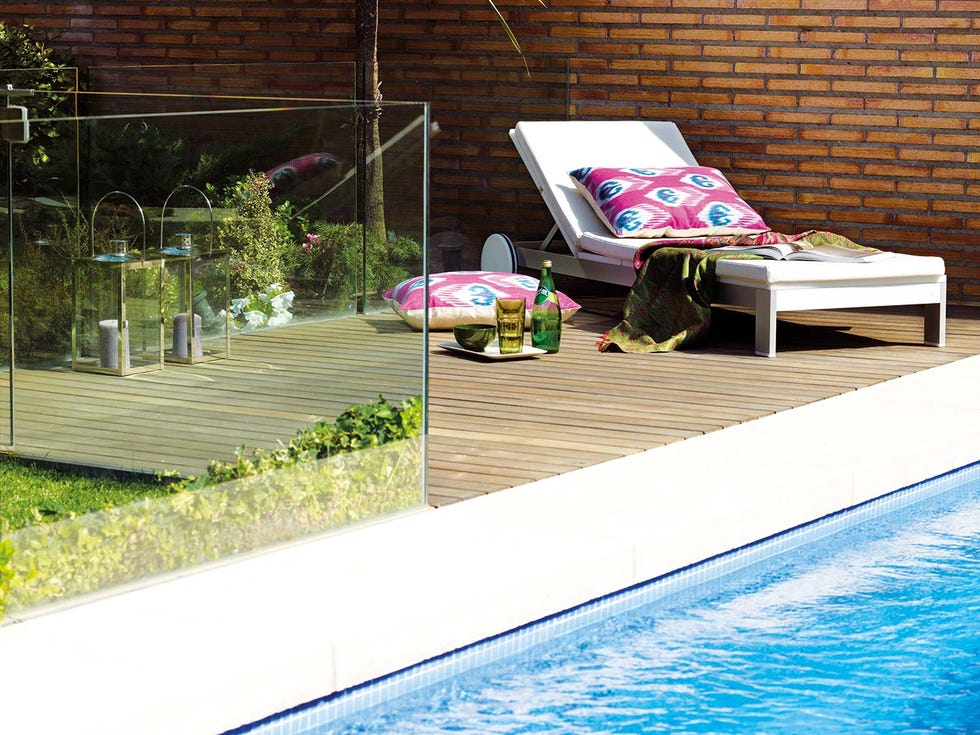 piscina con valla de seguridad de cristal