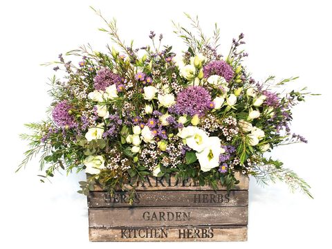 caja de madera con flores