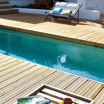 piscina con suelo de madera