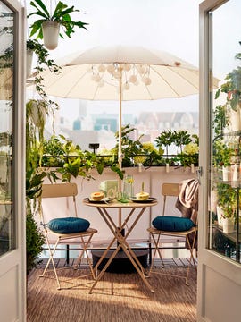 terraza pequeña con sombrilla