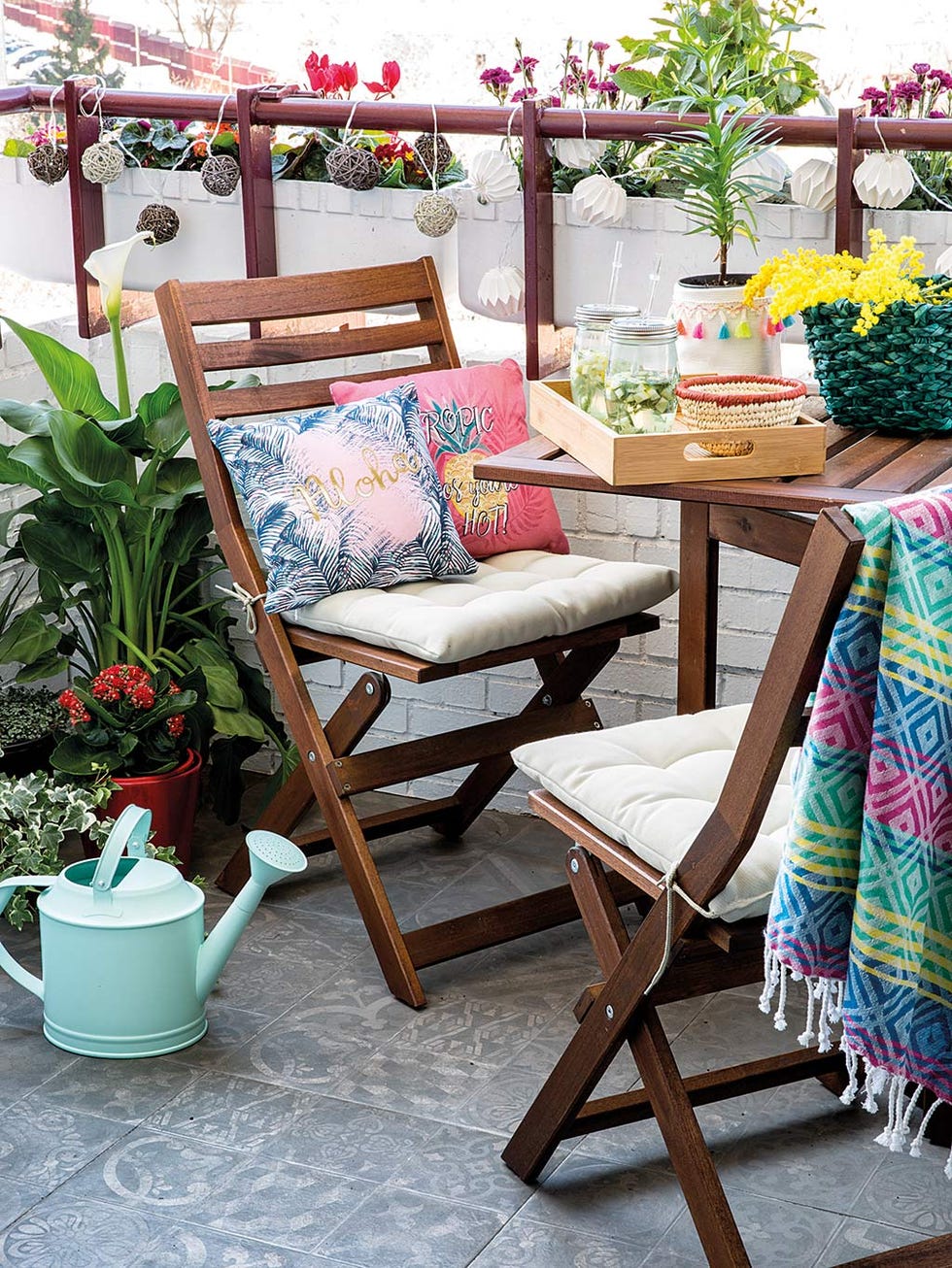 Flowerpot, Furniture, Chair, Room, Houseplant, Table, Interior design, Textile, Plant, Flower, 