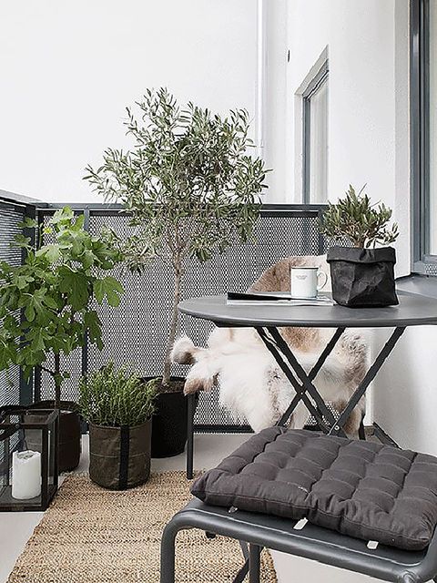 terraza pequeña moderna en tonos grises