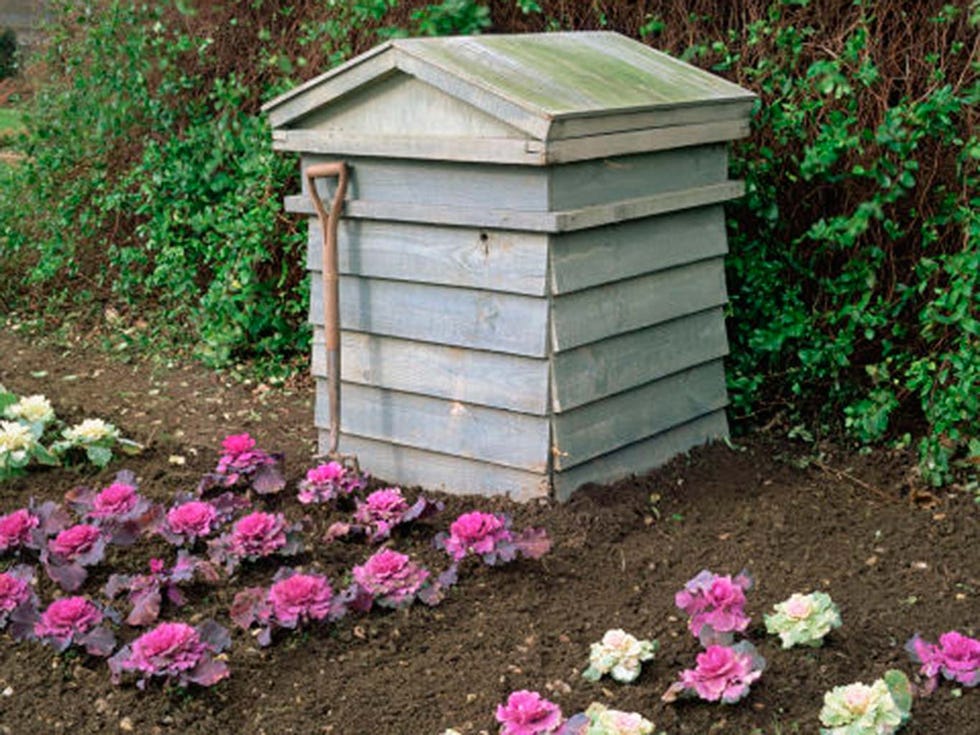 contenedor de compost de madera en el jardín