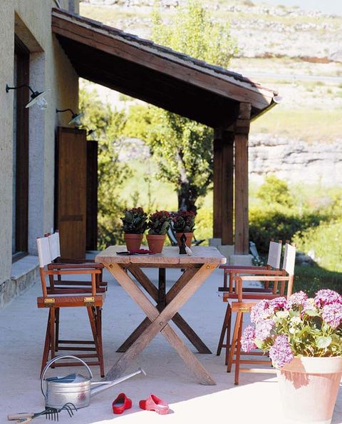 Wood, Flowerpot, Table, Chair, Hardwood, Outdoor table, Shade, Houseplant, Peach, Flower Arranging, 