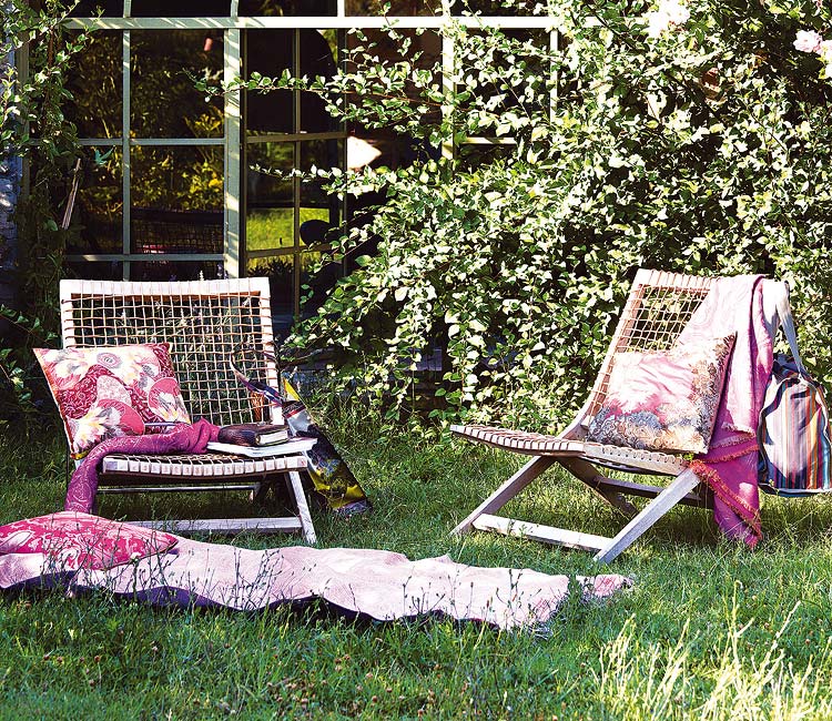 sillones de exterior de madera y cuerda en el jardín