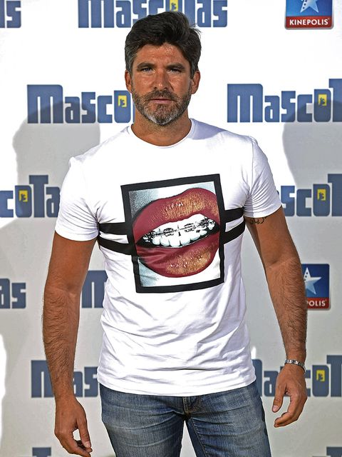 T-shirt, Clothing, Mouth, Facial hair, Top, Sleeve, Beard, Neck, Muscle, Brand, 