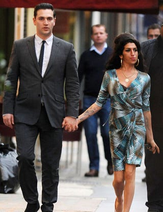 Amy Winehouse, completamente limpia, se come a Reg Traviss