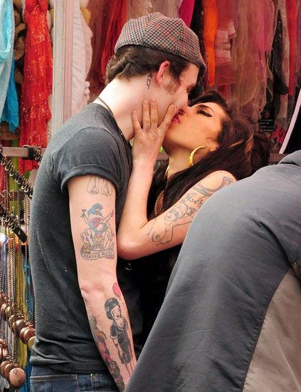 Amy Winehouse desata su pasión con su novio en plena calle