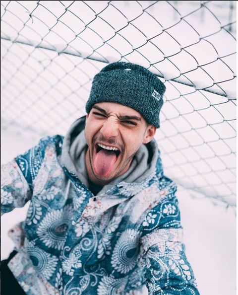 Wire fencing, Mesh, Winter, Happy, Tooth, Facial expression, Chain-link fencing, Tongue, Pattern, Wrinkle, 