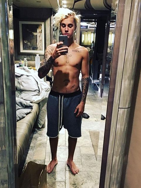 Shoulder, Chest, Elbow, Shorts, Muscle, Trunk, Knee, Barechested, Bermuda shorts, Selfie, 