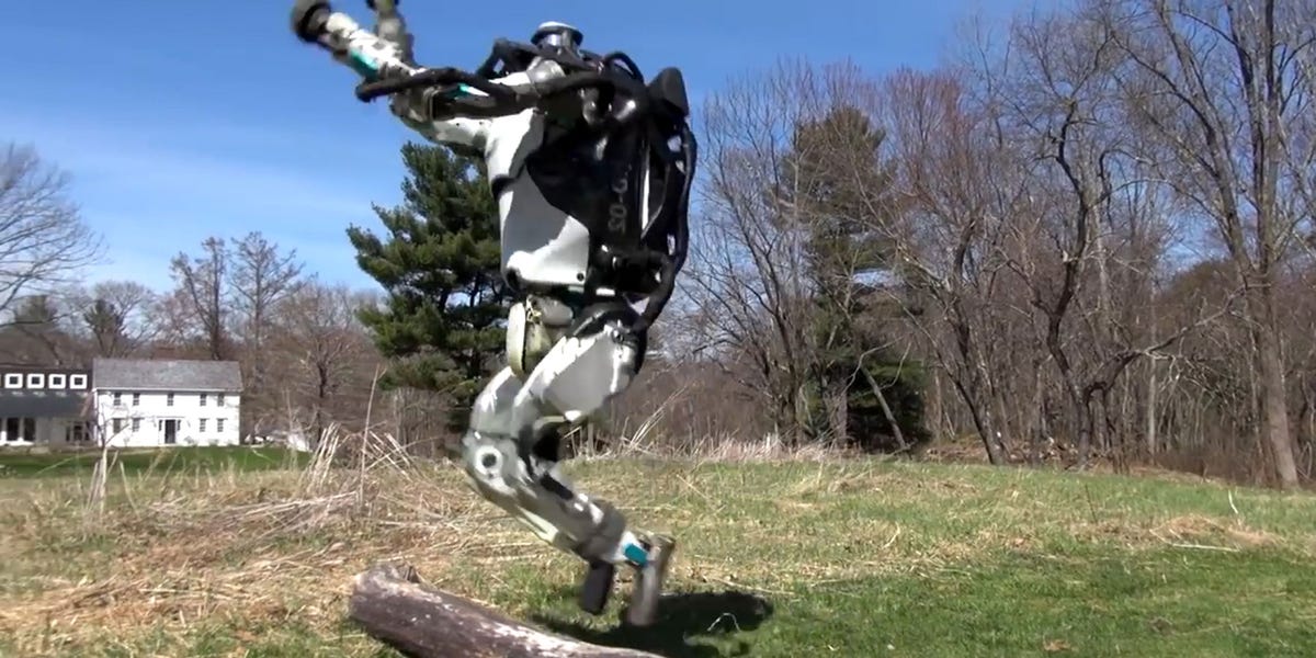 Atlas, el robot de Boston Dynamics ya no solo anda… ¡también sale a correr!