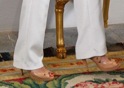 Yellow, Toe, Textile, Joint, White, Barefoot, Formal wear, Pattern, Nail, Foot, 