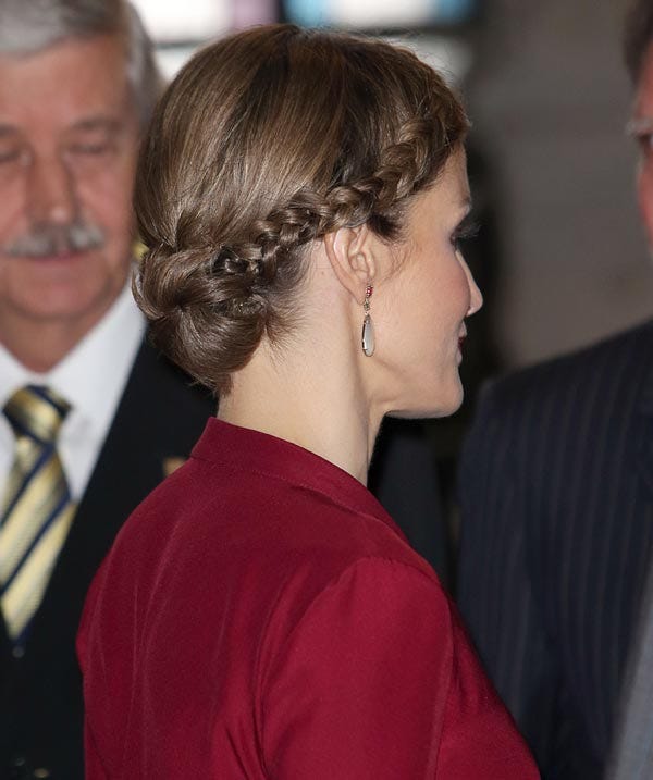 Hair, Hairstyle, Chin, Chignon, Ear, Long hair, Premiere, Event, Neck, Formal wear, 