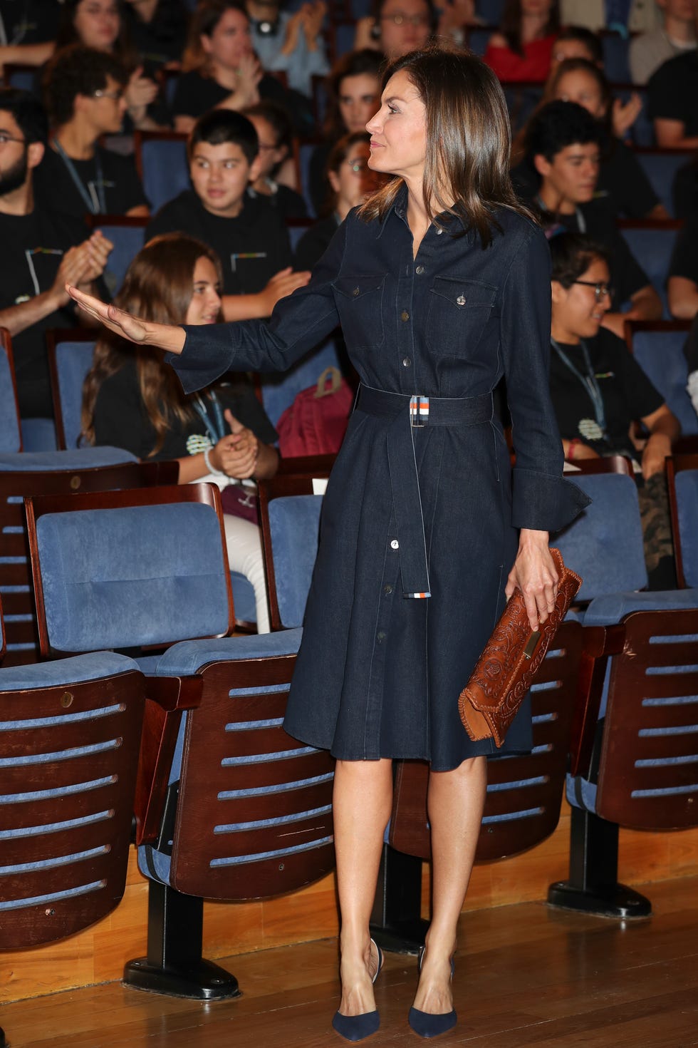 Clothing, Coat, Fashion, Event, Trench coat, Leg, Performance, Footwear, Outerwear, Thigh, 