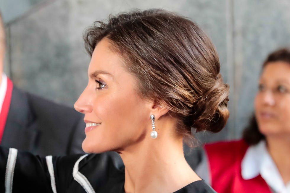 Hair, Hairstyle, Face, Eyebrow, Chin, Beauty, Chignon, Lip, Forehead, Long hair, 