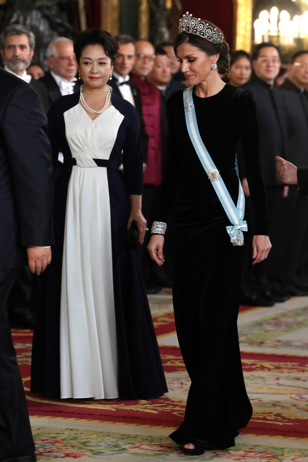 Event, Formal wear, Fashion, Carpet, Dress, Suit, Premiere, Red carpet, Flooring, Tuxedo, 