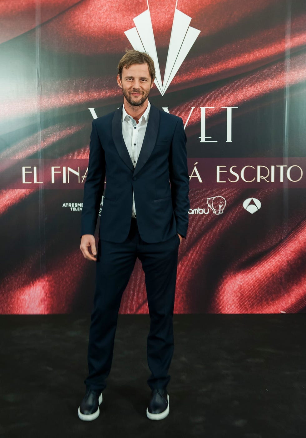 Dress shirt, Trousers, Collar, Shirt, Shoe, Outerwear, Coat, Red, Formal wear, Suit trousers, 