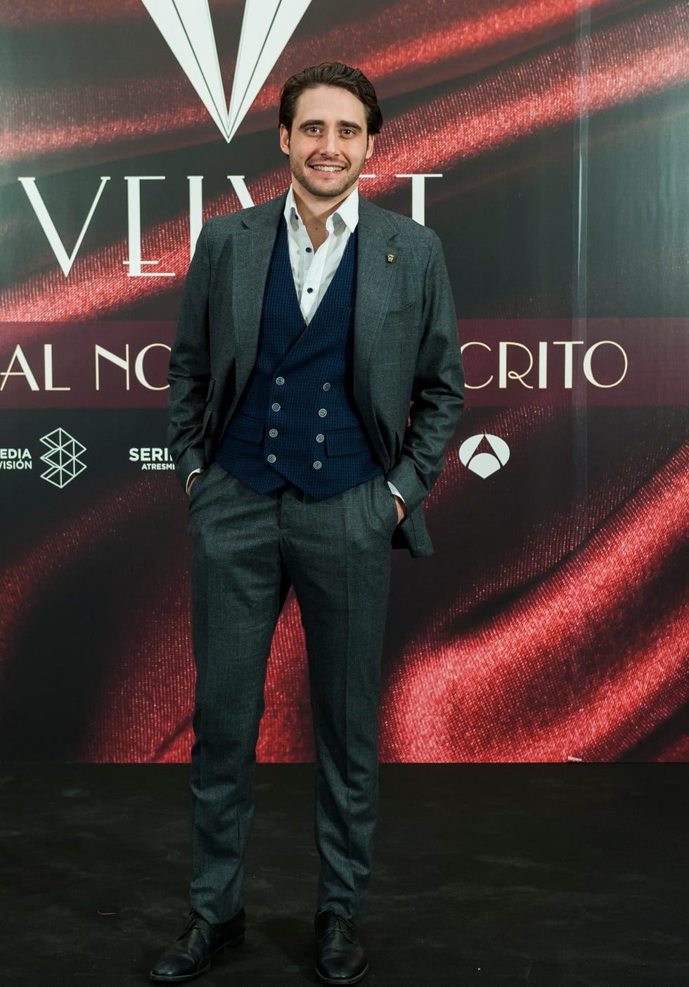 Dress shirt, Collar, Trousers, Coat, Shirt, Outerwear, Suit, Suit trousers, Formal wear, Style, 