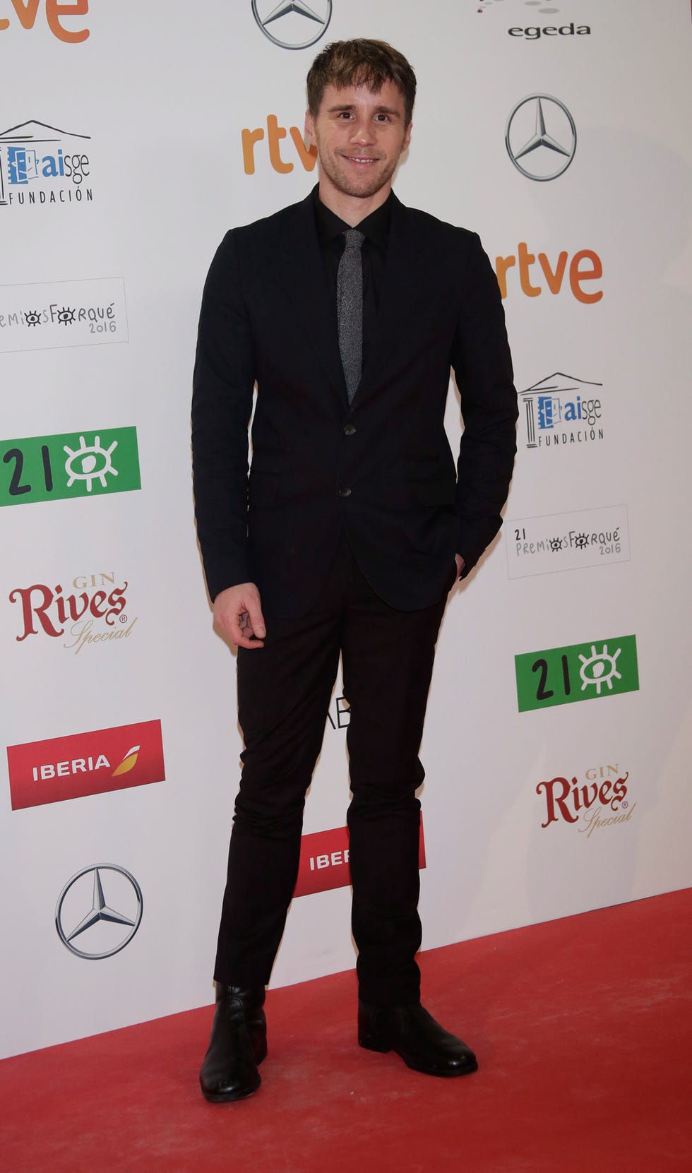 Clothing, Sleeve, Dress shirt, Trousers, Collar, Shirt, Shoe, Coat, Outerwear, Red, 