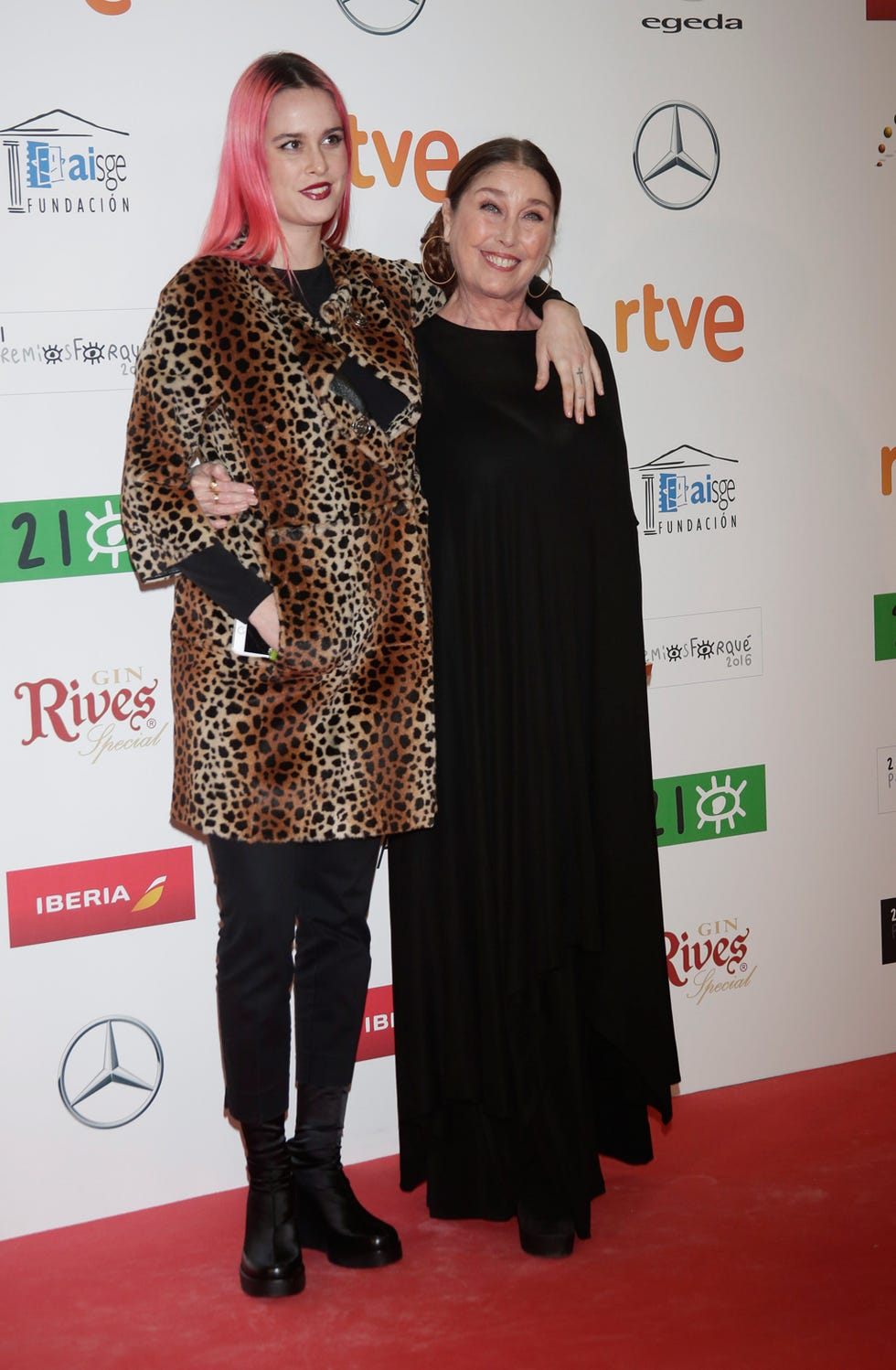 Trousers, Flooring, Dress, Outerwear, Red, Style, Carpet, Premiere, Fashion, Boot, 