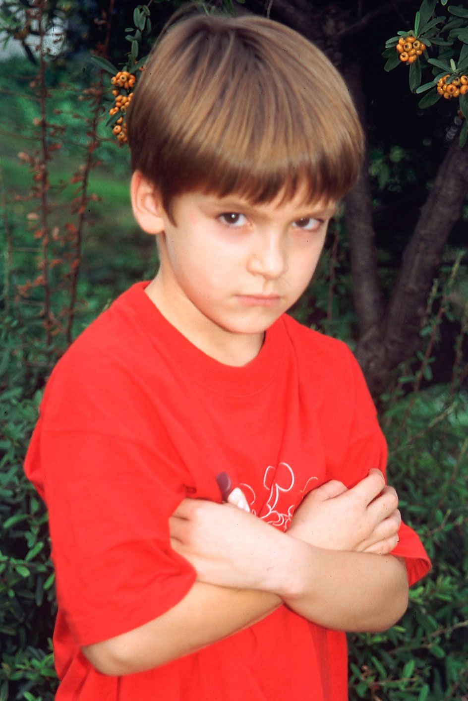 Lip, Finger, Hairstyle, T-shirt, Bangs, Thumb, Coquelicot, Portrait photography, Active shirt, Child model, 