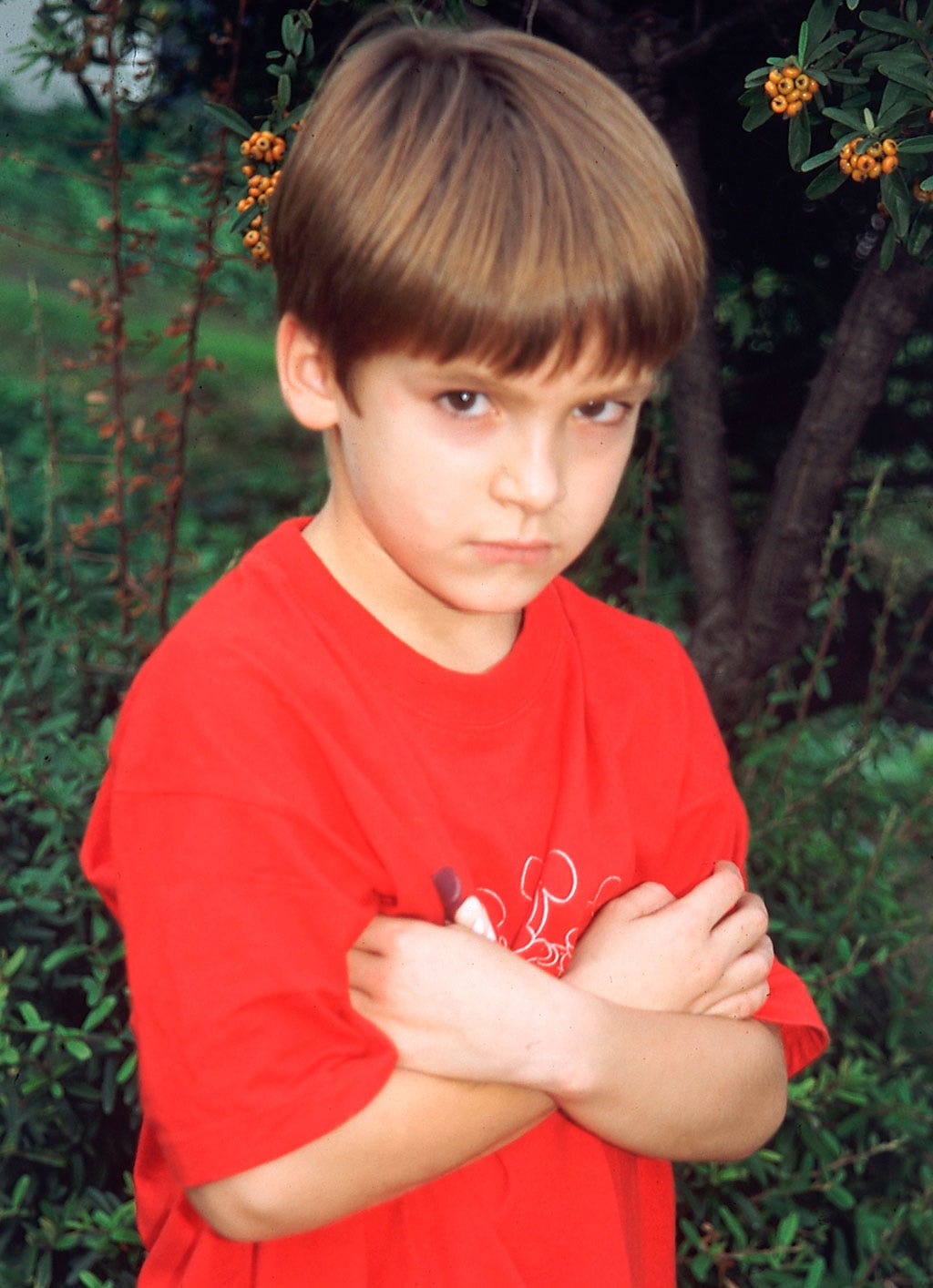 Lip, Finger, Hairstyle, T-shirt, Bangs, Thumb, Coquelicot, Portrait photography, Active shirt, Child model, 