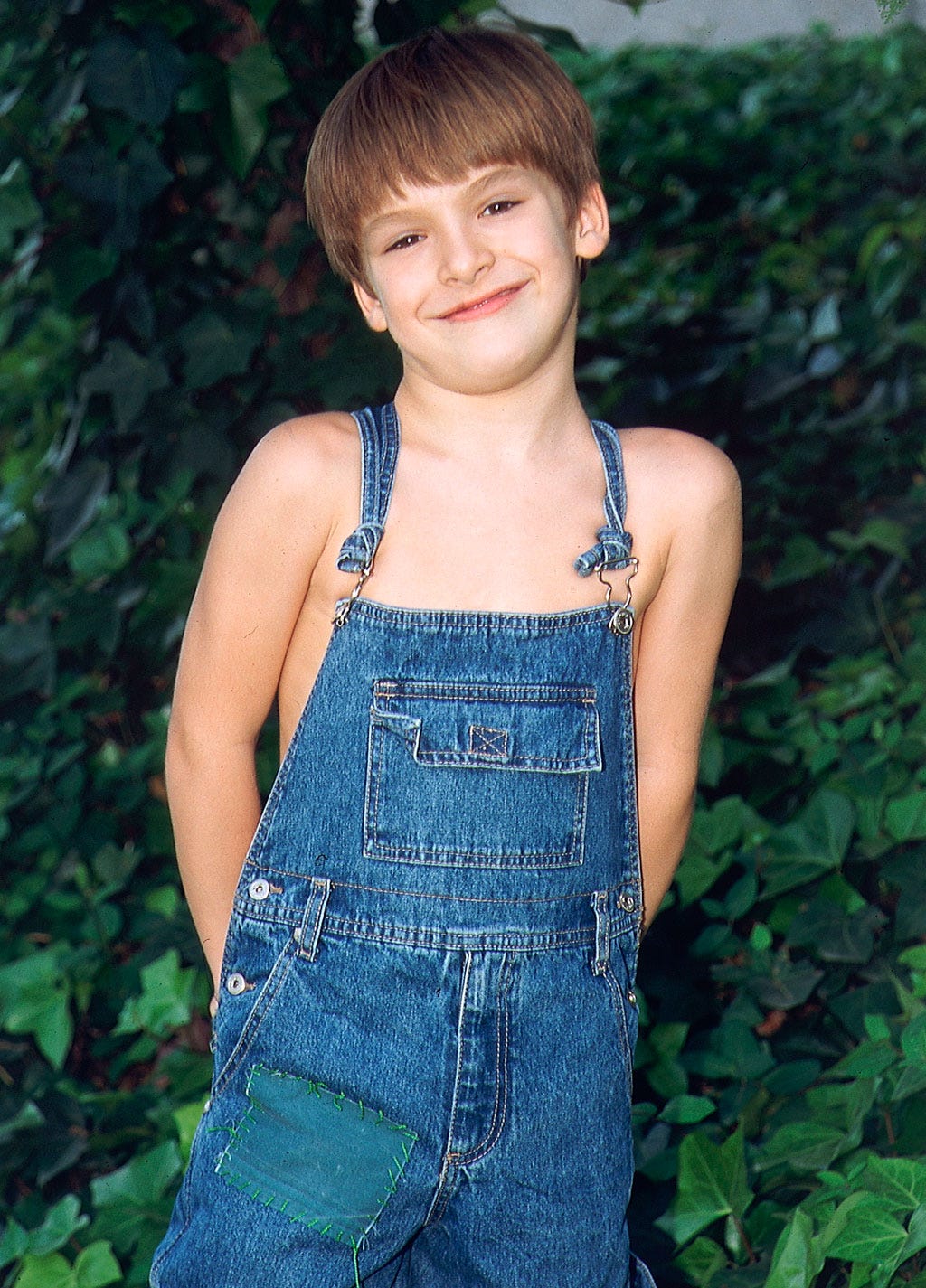 Denim, Sleeveless shirt, Cool, Chest, Portrait photography, Bangs, Pocket, Overall, 