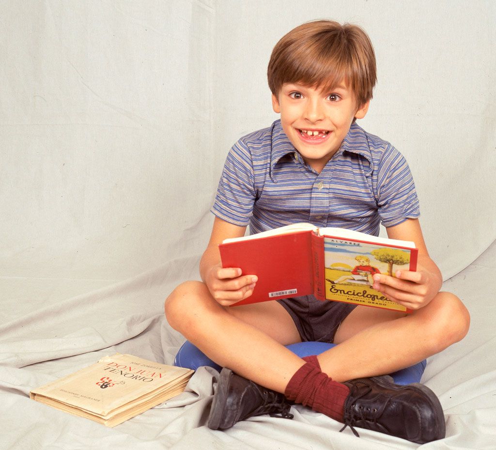 Arm, Hand, Shoe, Sitting, Carmine, Reading, Box, Sock, Lap, Play, 