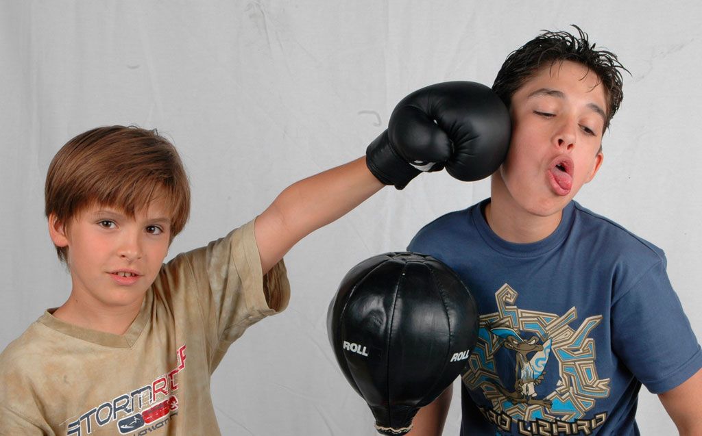 Nose, Ear, Boxing glove, Boxing equipment, Boxing, T-shirt, Professional boxer, Personal protective equipment, Striking combat sports, Contact sport, 