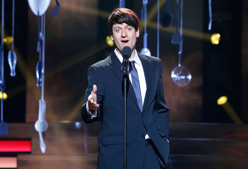 Audio equipment, Microphone, Coat, Outerwear, Stage equipment, Electronic device, Collar, Suit, Formal wear, Public speaking, 