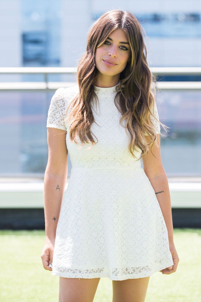 Hairstyle, Sleeve, Shoulder, White, Dress, Beauty, Street fashion, Day dress, Long hair, Neck, 