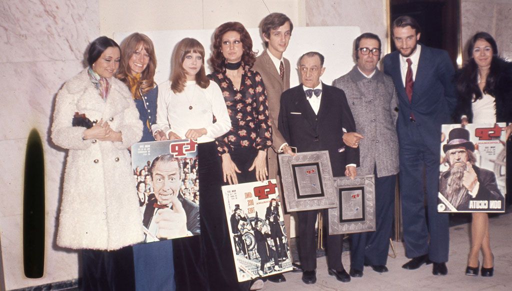 Fashion, Vintage clothing, Visual arts, Fashion design, Collection, Suit trousers, Exhibition, Painting, Family, Sun hat, 