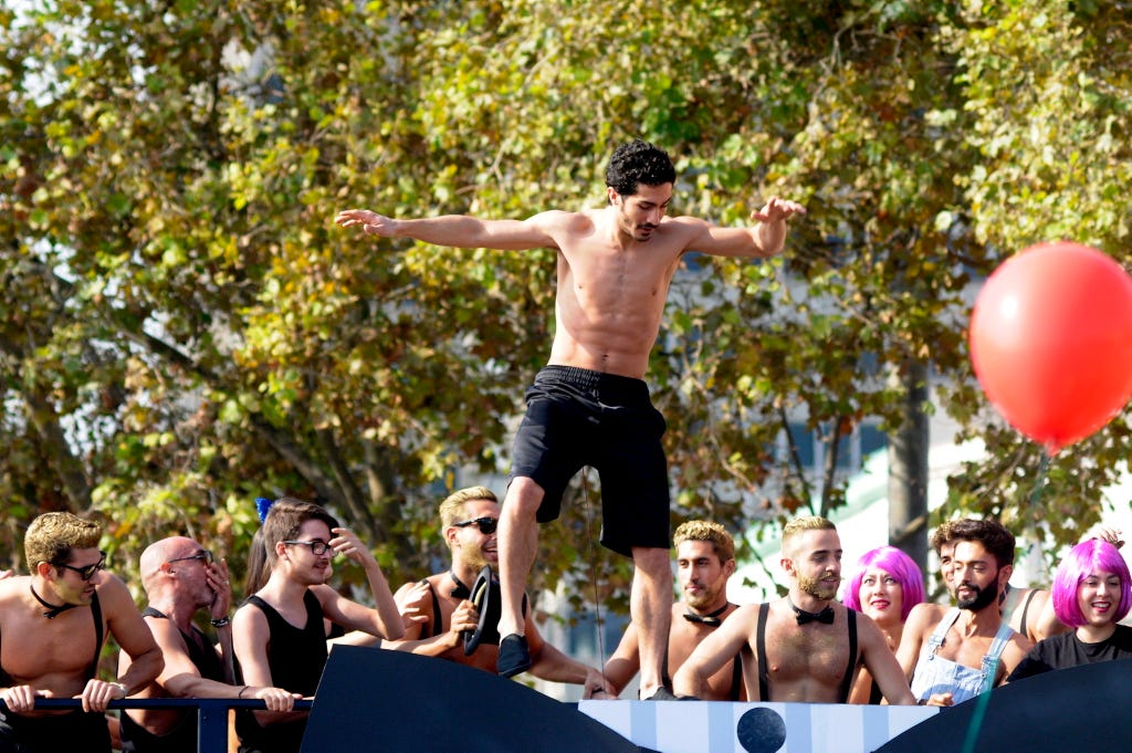 Arm, People, Fun, Human body, Balloon, Crowd, Summer, Barechested, Chest, Shorts, 
