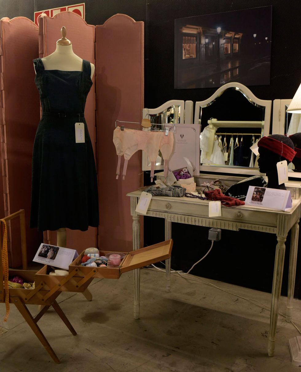 Dress, Mannequin, Fashion, One-piece garment, Retail, Boutique, Day dress, Fashion design, Vintage clothing, Costume design, 