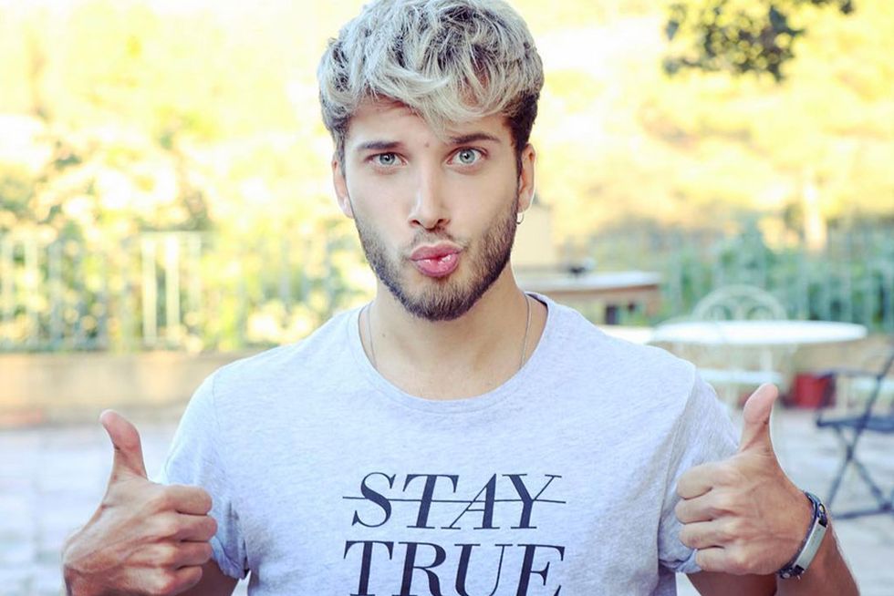 Finger, Facial hair, Hand, Wrist, Thumb, Jaw, T-shirt, Beard, Cool, Muscle, 