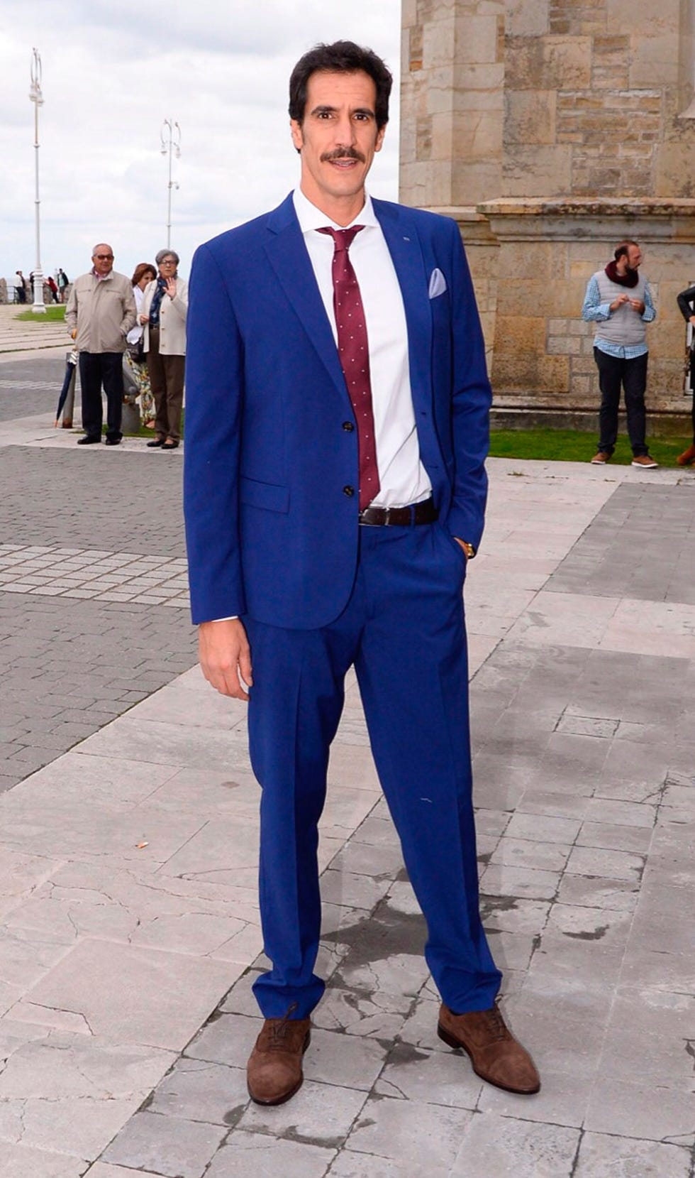 Clothing, Footwear, Leg, Blue, Dress shirt, Collar, Coat, Trousers, Suit trousers, Standing, 