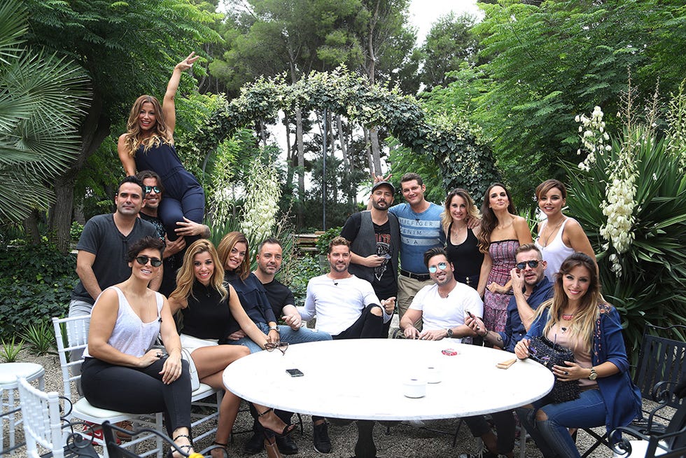 Leg, Smile, Plant, Sitting, Social group, Leisure, Table, Furniture, Garden, Sharing, 