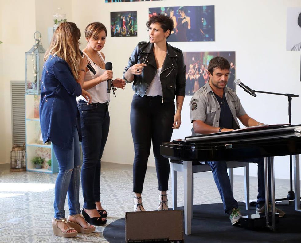 Leg, Trousers, Microphone, Jeans, Denim, Music, Outerwear, Musical instrument, Musical instrument accessory, T-shirt, 