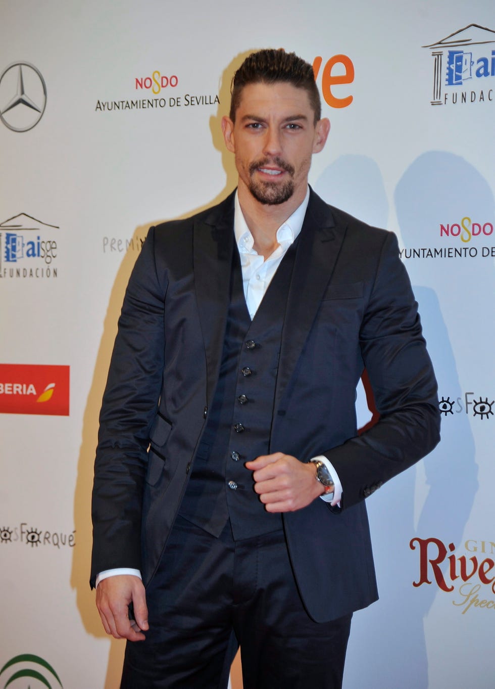 Dress shirt, Sleeve, Trousers, Collar, Coat, Outerwear, Facial hair, Formal wear, Suit trousers, Style, 