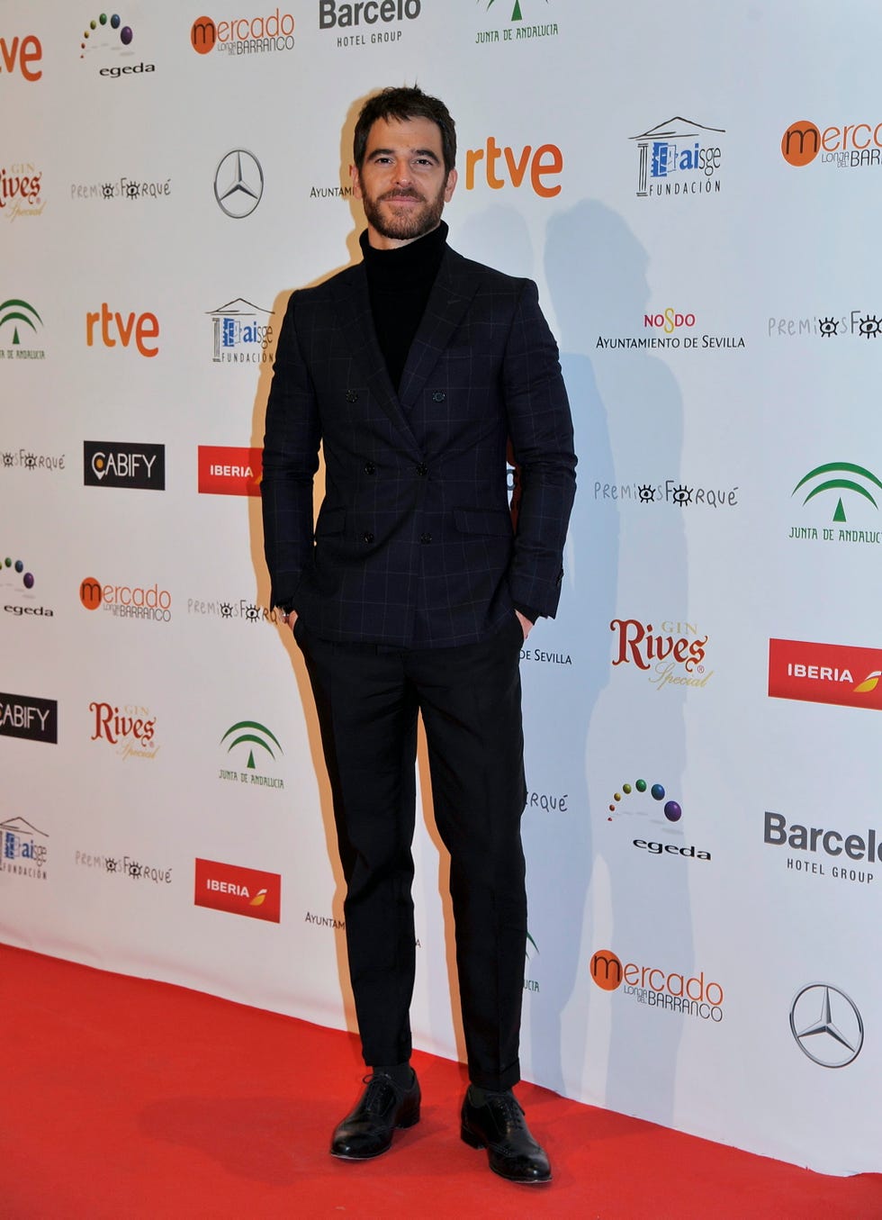 Flooring, Coat, Shoe, Dress shirt, Outerwear, Premiere, Suit, Style, Collar, Formal wear, 