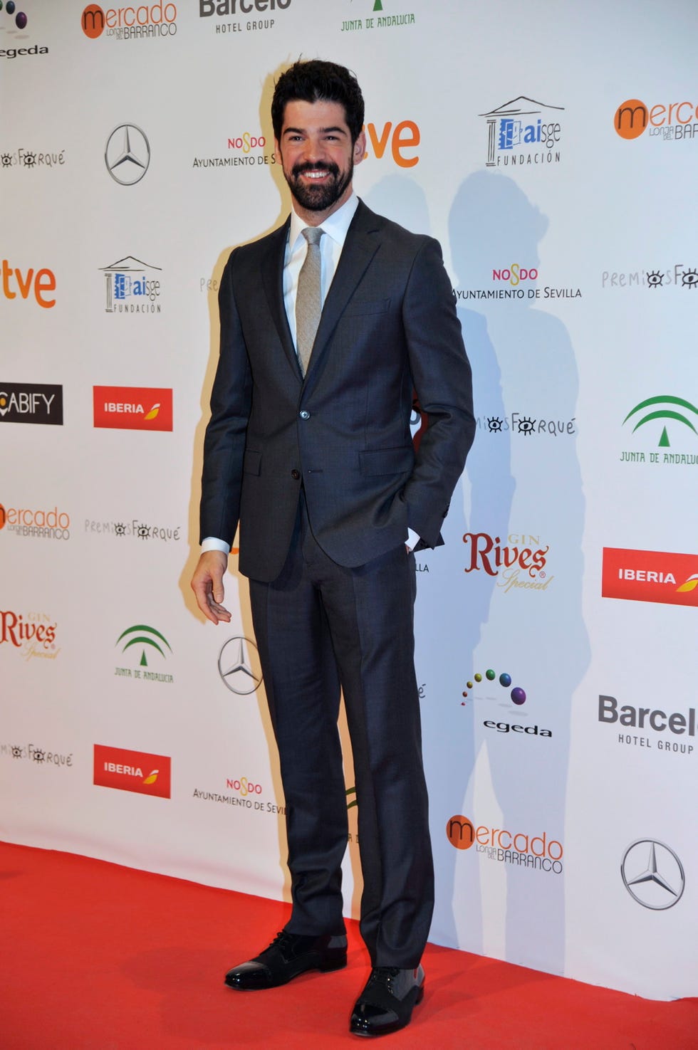 Coat, Dress shirt, Trousers, Collar, Shirt, Suit, Outerwear, Red, Flooring, Formal wear, 