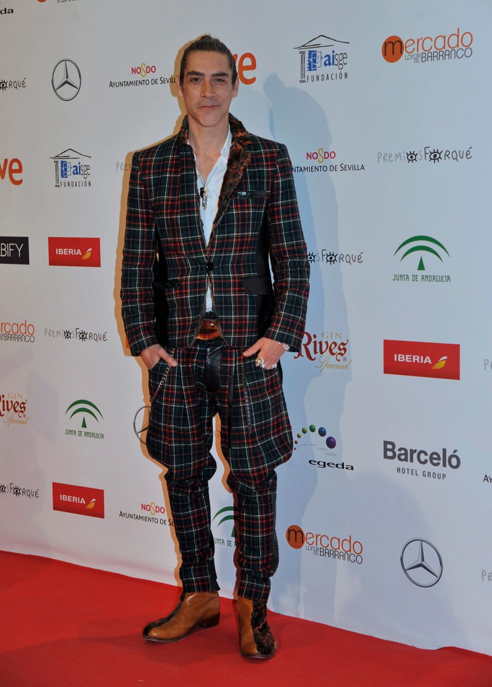 Dress shirt, Sleeve, Collar, Plaid, Shoe, Textile, Shirt, Flooring, Tartan, Outerwear, 