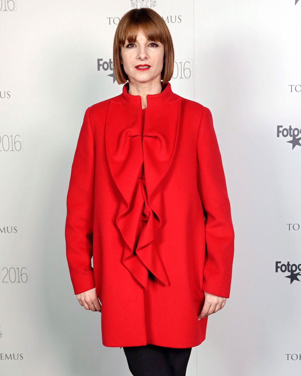 Clothing, Lip, Sleeve, Collar, Shoulder, Joint, Red, Outerwear, Style, Lipstick, 