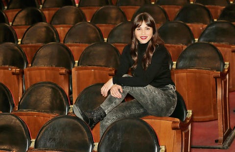 Brown, Style, Sitting, Organ, Beauty, Fashion, Black hair, Brown hair, Long hair, Classic, 