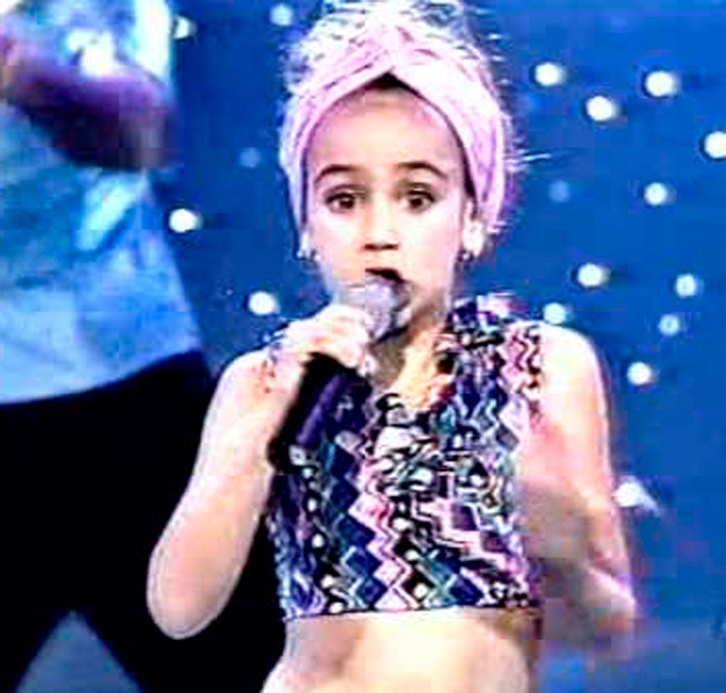 Microphone, Hairstyle, Audio equipment, Entertainment, Performing arts, Music artist, Singing, Beauty, Fashion, Technology, 