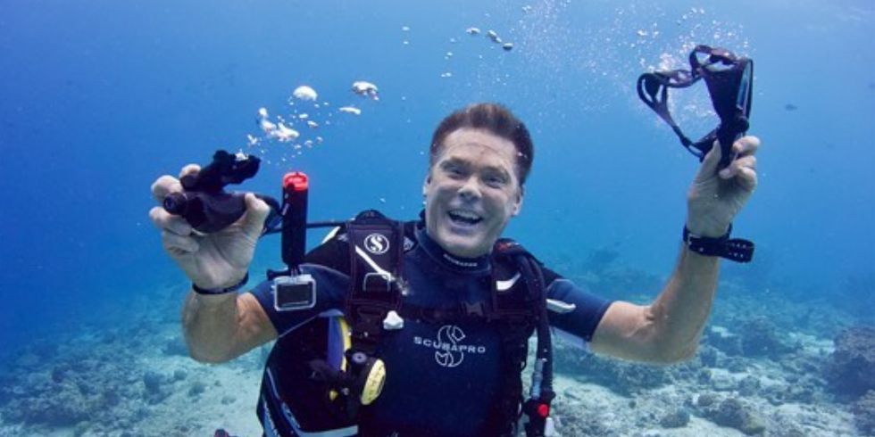 Scuba diving, Divemaster, Underwater, Underwater diving, Diving mask, Diving equipment, Recreation, Snorkeling, Selfie, Extreme sport, 