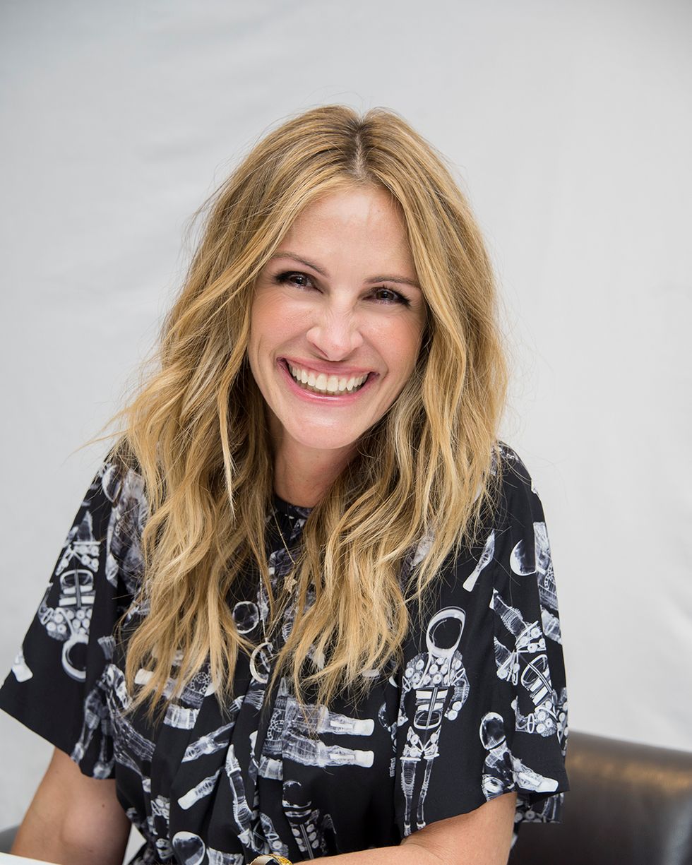 Hair, Blond, Hairstyle, Sitting, Long hair, Smile, Photography, Photo shoot, Brown hair, T-shirt, 