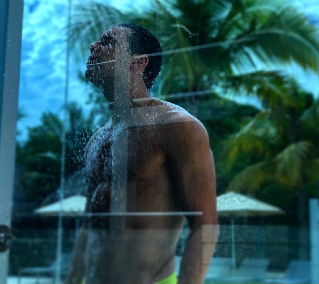 Chest, Barechested, Back, Muscle, Trunk, Transparent material, Arecales, Palm tree, Tropics, Flesh, 