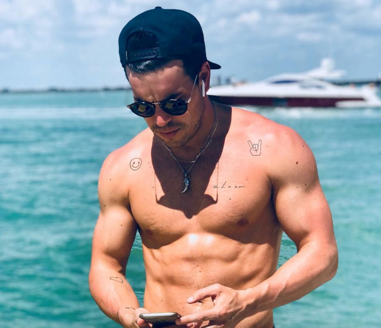 Barechested, Muscle, Chest, Abdomen, Arm, Chin, Cool, Trunk, Stomach, Neck, 